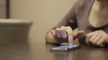 Akıllı telefon kullanan kadın