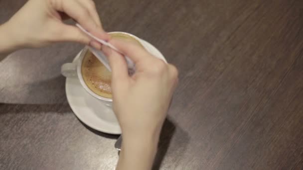 Přidejte cukr v cappuccino — Stock video