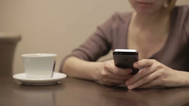 Mujer usando smartphone — Vídeo de stock