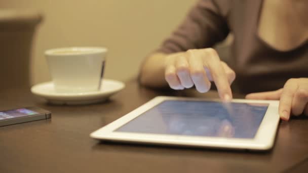 Mujer usando tableta pc en la cafetería — Vídeos de Stock