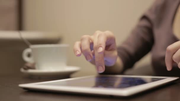 Mujer usando tableta pc en la cafetería — Vídeos de Stock