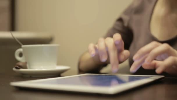 Mujer usando tableta pc en la cafetería — Vídeo de stock