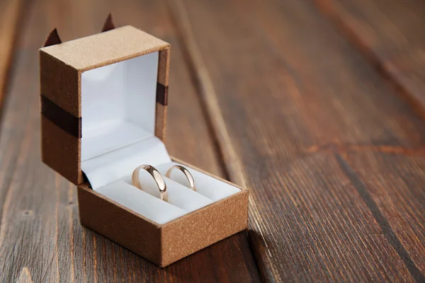 Golden wedding rings in the brown case — Stock Photo, Image