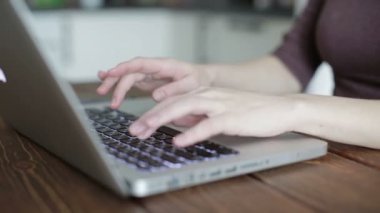 Bilgisayarda iş kadın