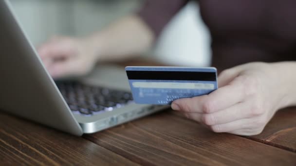 Online mit Kreditkarte bezahlen — Stockvideo