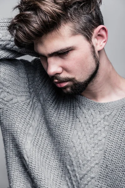 회색 스웨터에 젊은 남자의 초상화 — 스톡 사진