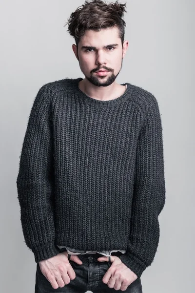 Портрет молодої людини в сірому пуловері — стокове фото