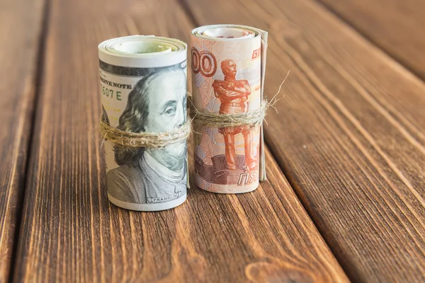 Dinero en el escritorio de madera — Foto de Stock