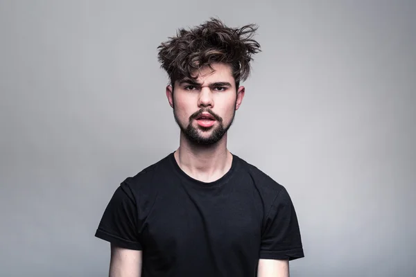 Портрет молодого человека в черной футболке — стоковое фото