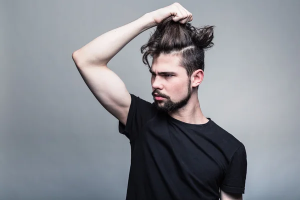 Siyah T-shirt moda saç modeli ile genç adam