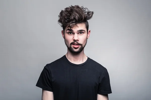 Портрет молодого человека в черной футболке — стоковое фото