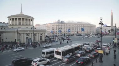 Arabalar ve insanlar geçen cadde, üstten görünüm