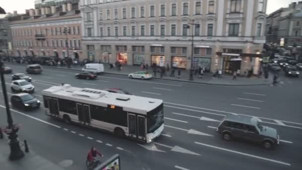 Bovenaanzicht van de straat, passerende auto's en mensen — Stockvideo