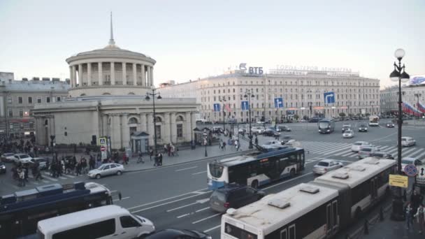 Vista dall'alto della strada, auto di passaggio e persone — Video Stock