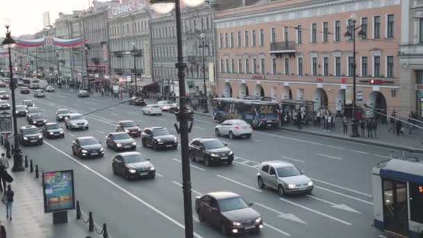 Vista superior de la calle, pasando coches y personas — Vídeos de Stock