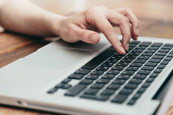 Gros plan de l'ordinateur portable sur un vieux bureau en bois — Photo