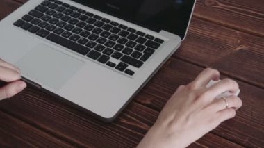 Eski ahşap masa laptop iş kadın