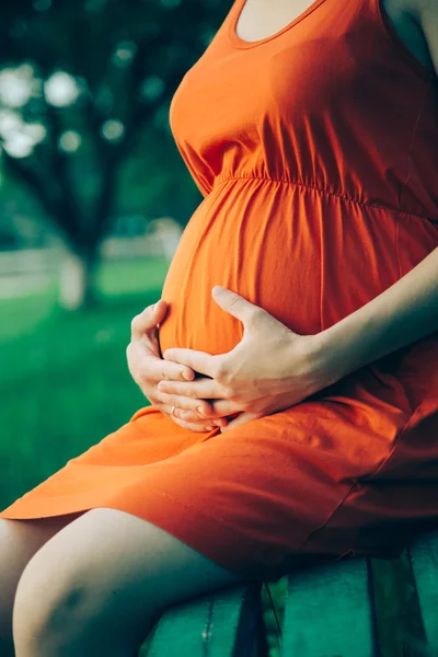 Mulher grávida, segurando em mãos buquê de margarida — Fotografia de Stock