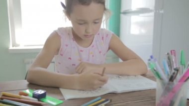 Kız ödev için İlköğretim Okulu.