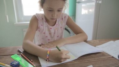 Kız ödev için İlköğretim Okulu.