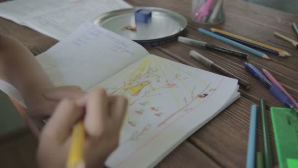 Ragazza disegno sole su notebook — Video Stock