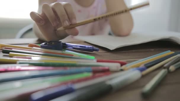 Chica está haciendo la tarea para la escuela primaria . — Vídeo de stock