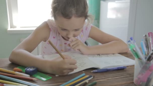 Meisje doet huiswerk voor basisschool. — Stockvideo