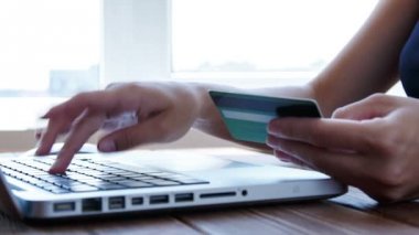 Ahşap masa üzerinde online kredi kartı ile ödeme