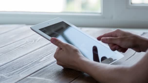 Trabalhando no tablet pc na mesa de madeira — Vídeo de Stock