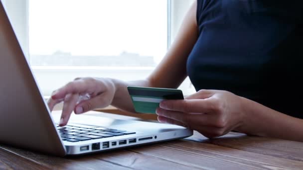 Betalen met credit card online op houten bureau — Stockvideo