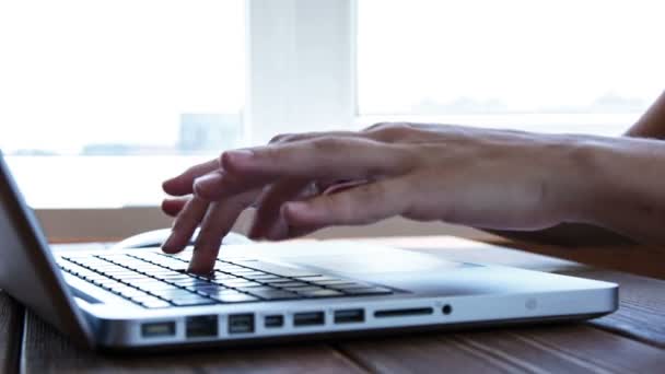 Trabalhando no laptop na mesa de madeira — Vídeo de Stock