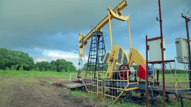 Рабочие нефтяные насосы — стоковое видео