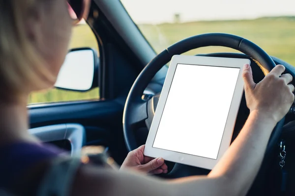 Mujer usando tableta PC en el coche — Foto de Stock