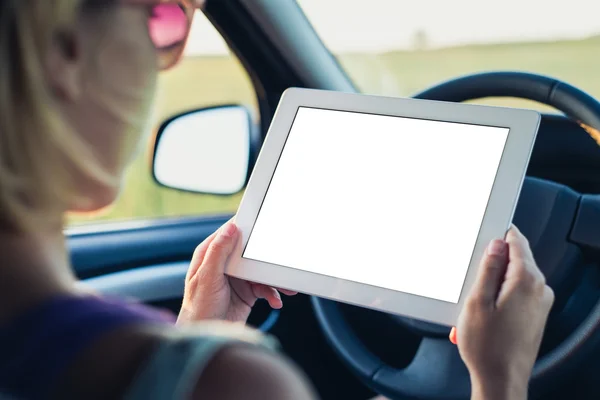 Mujer usando tableta PC en el coche — Foto de Stock
