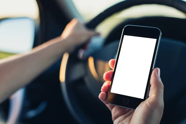 Femme utilisant le téléphone dans la voiture — Photo