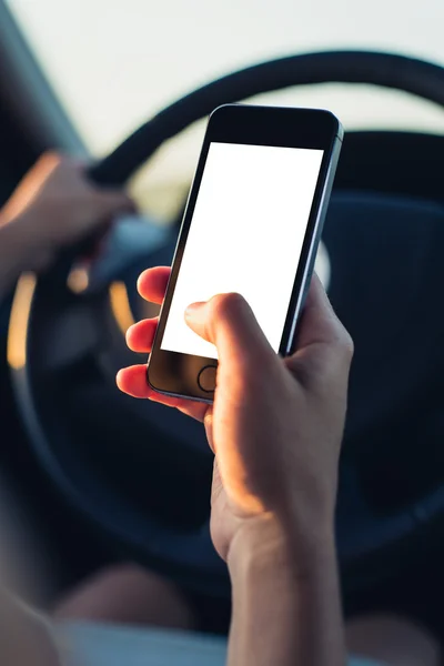 Vrouw met behulp van de telefoon in de auto — Stockfoto