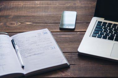 Laptop ve masanın üstüne günlüğü