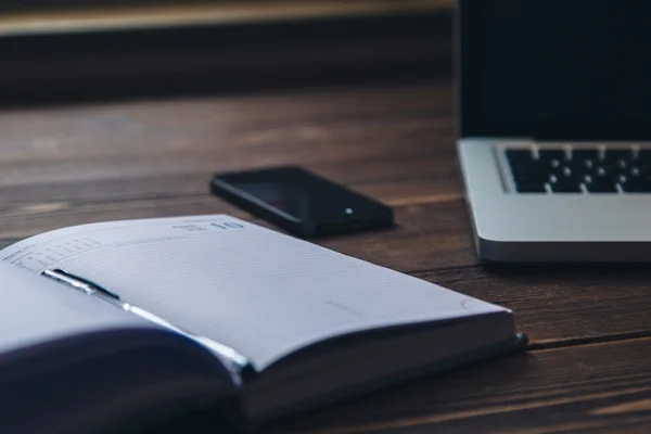 Laptop und Tagebuch auf dem Schreibtisch — Stockfoto