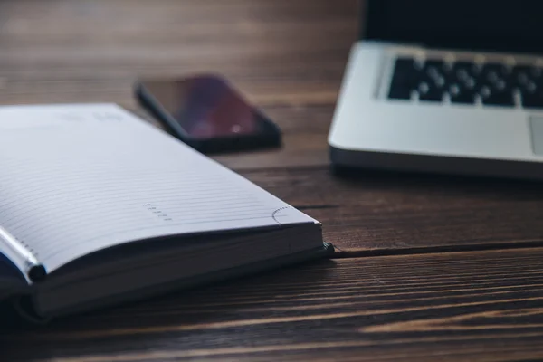 Laptop und Tagebuch auf dem Schreibtisch — Stockfoto