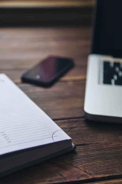 Ноутбук и дневник на столе — стоковое фото