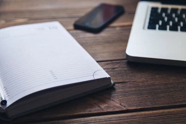 Laptop und Tagebuch auf dem Schreibtisch — Stockfoto