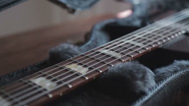 Elektro gitar durumda