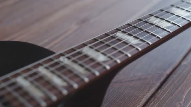 RUSSIA, SAINT PETERSBURG - AUGUST 3, 2015: Gibson Les Paul Electric guitar on the wooden desk — Stock Video