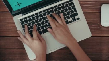 Ahşap masa laptop çalışma