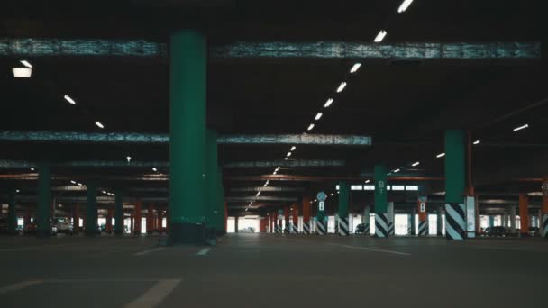 Ondergrondse parkeergarage — Stockvideo