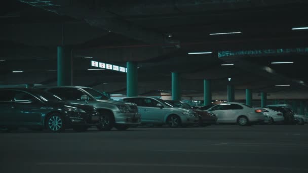 Ondergrondse parkeergarage — Stockvideo