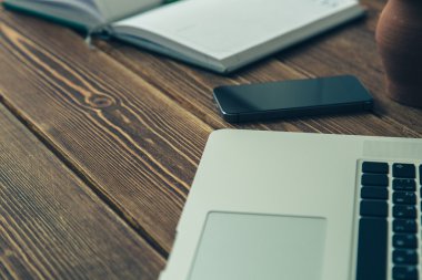 Laptop ve masanın üstüne günlüğü