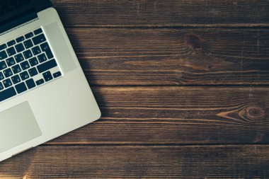 Masanın üstünde laptop