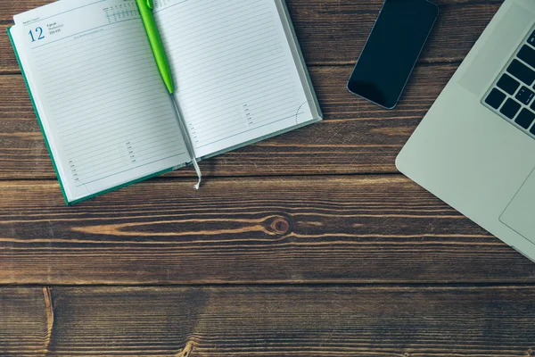 Laptop en agenda op het Bureau — Stockfoto