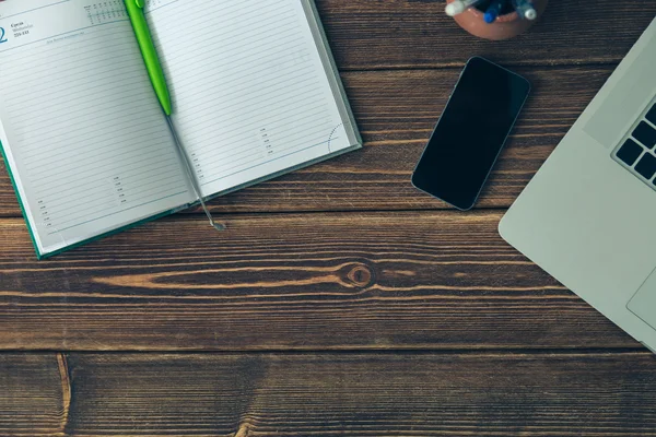 Laptop en agenda op het Bureau — Stockfoto